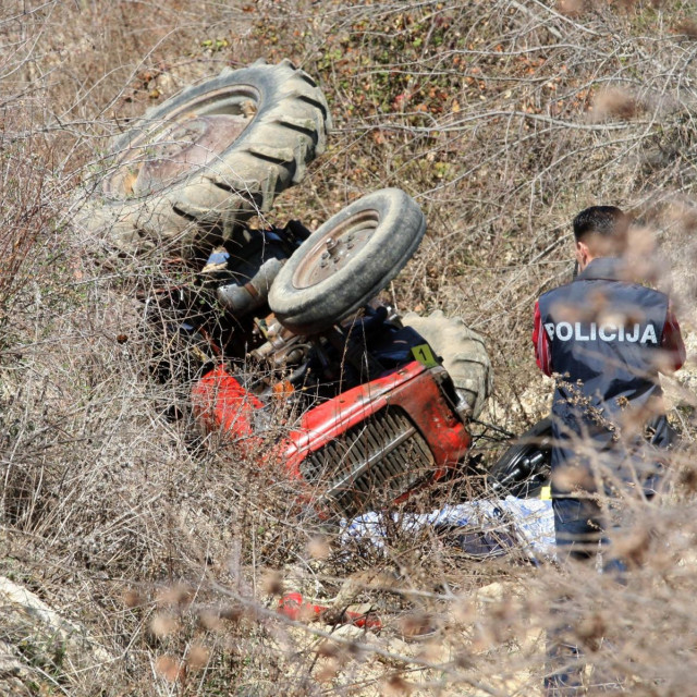Prevrnuti traktor, Ilustrativna fotografija