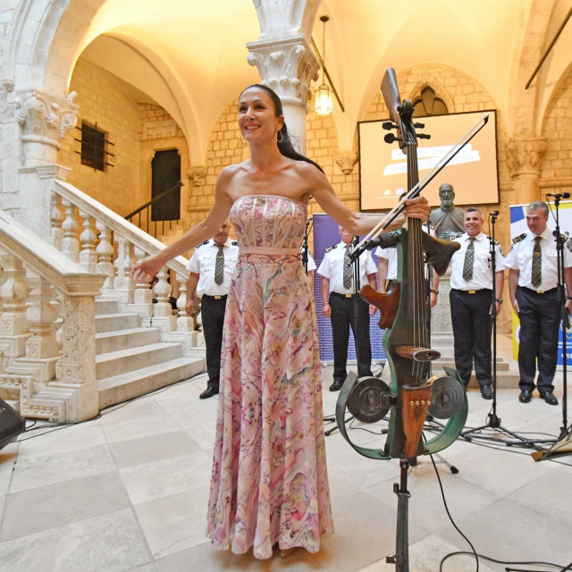Ana Rucner održala koncert s Policijskom klapom sveti Mihovil