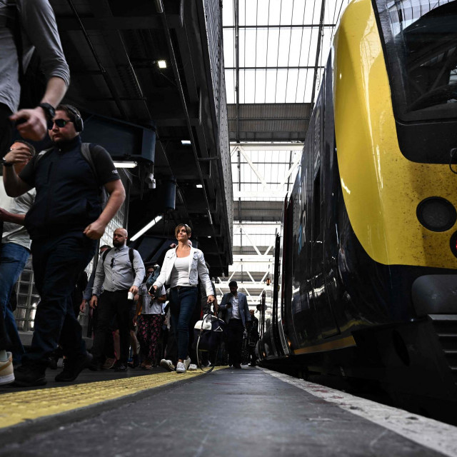 Sindikati su najavili da bi štrajkovi željezničara mogli označiti početak ”ljeta nezadovoljstva” kojem će se pridružiti i nastavnici, medicinari, komunalni radnici, pa čak odvjetnici