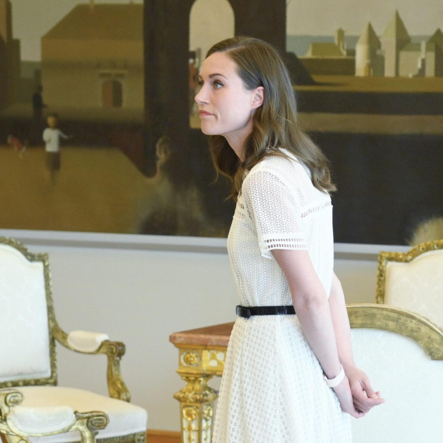 Sanna Marin razgledava umjetnine