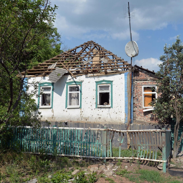 Teško oštećena kuća tijekom borbi u Luhansku