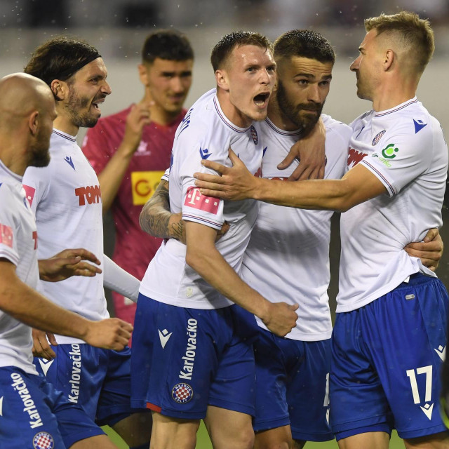 Emir Sahiti slavi sa suigračima