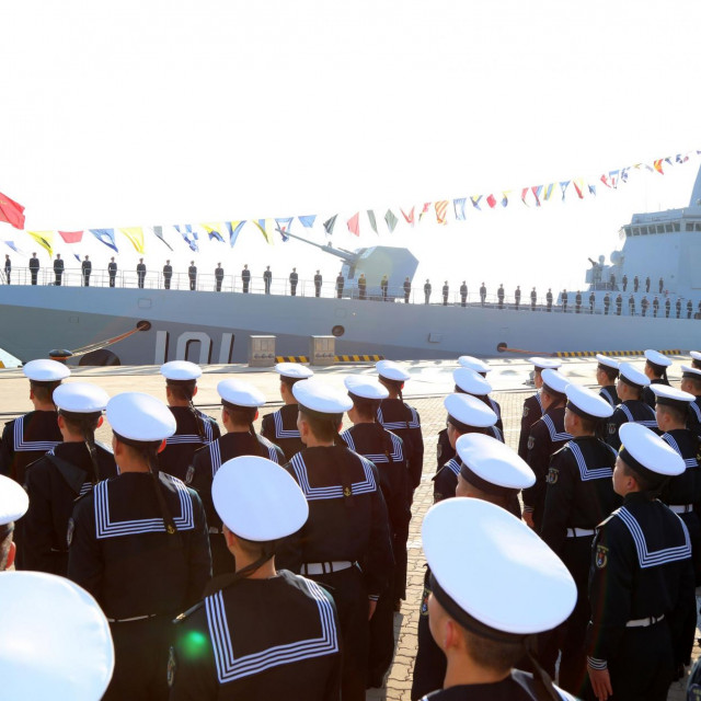 Type 055 u kineskoj luci