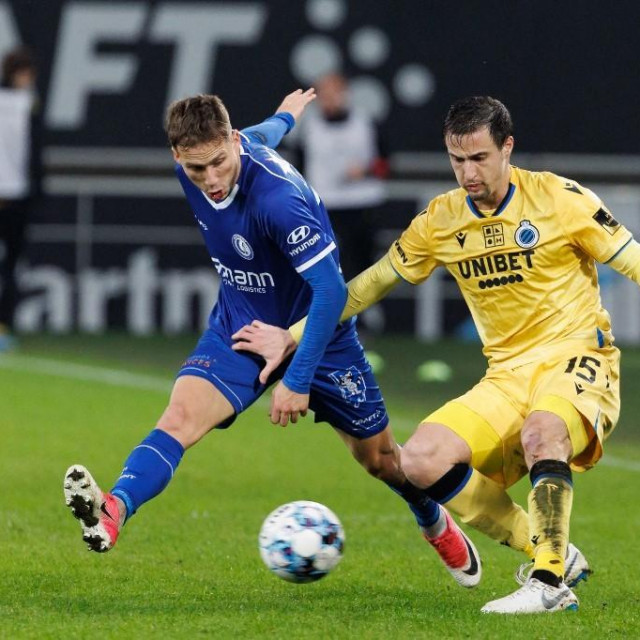 Matej Mitrović u dresu Club Bruggea (desno)