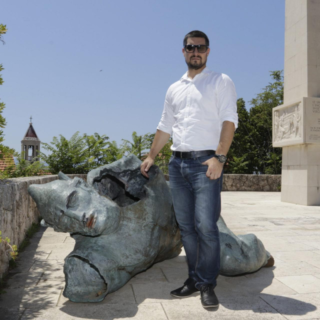 Matko Burić s kipom Borca