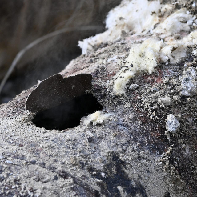 Puknuta cijev/Ilustracija