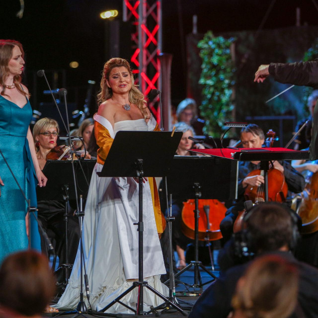 Sunčana strana Prisavlja, program Opera pod zvijezdama.
Na fotografiji: Solistice Jelena Kordić i Lana Kos.
 