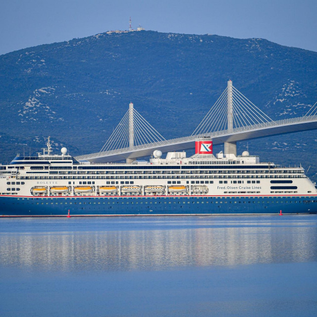 Kruzer Bolette pod vodstvom kapetana Joze Glavića prvi je prošao ispod Pelješkog mosta prema Neumu.
