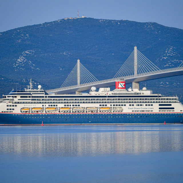 Cruiser Bolette pod vodstvom kapetana Joza Glavića prvi je prosao ispod Pelješkog mosta prema Neumu
 