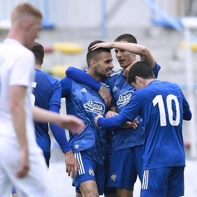 Stefan Milić slavi sa suigračima na utamici Dinamo II - Osijek II