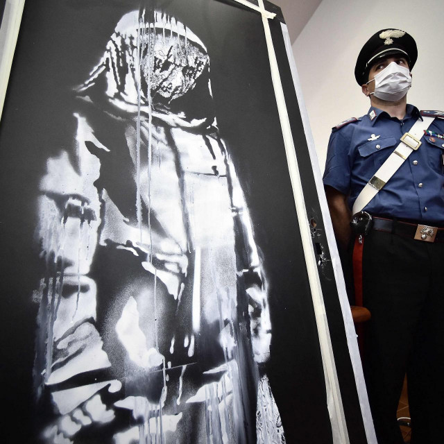 Policajac čuva ukradeni Banksyjev mural