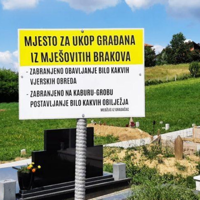 Sporna tabla na ateističkom groblju u Gradačcu na kraju je uklonjena