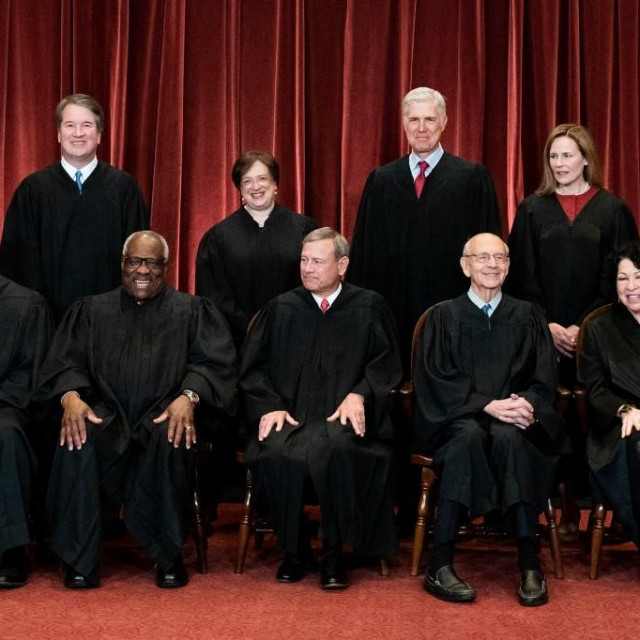Sjede s lijeva na desno: Samuel Alito, Clarence Thomas, John Roberts, Stephen Breyer i Sonia Sotomayor; stoje s lijeva na desno: Brett Kavanaugh, Elena Kagan, Neil Gorsuch i Amy Coney Barrett 