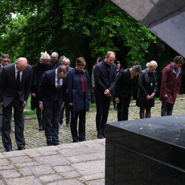 Izaslanstvo grada Zagreba polaže vijenac u spomen parku Dotrscina.
 