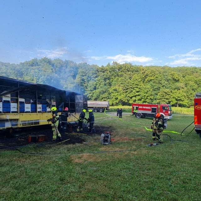 Kamion s pčelama izgorio je nedaleko od Popovače