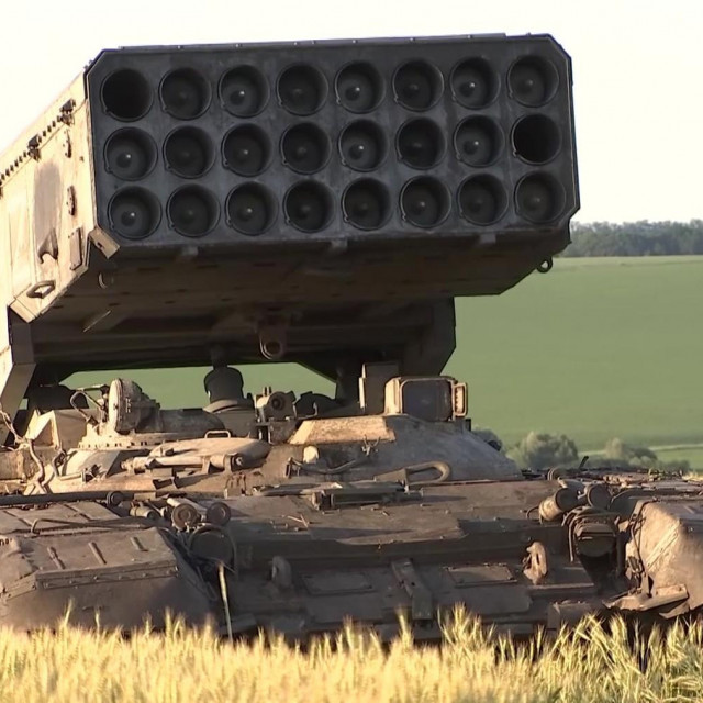 Ruski bacač raketa TOS-1A Solntsepek 