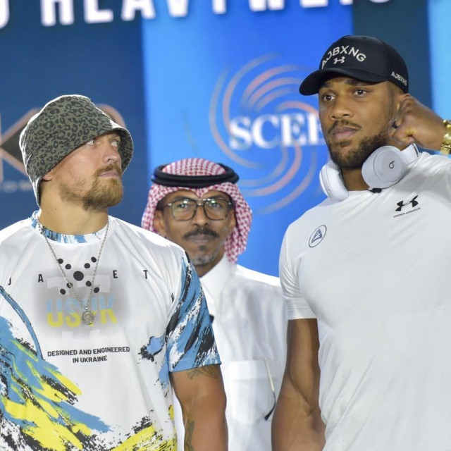 Ukraine's Oleksandr Usyk (L) and Britain's Anthony Joshua (R) 