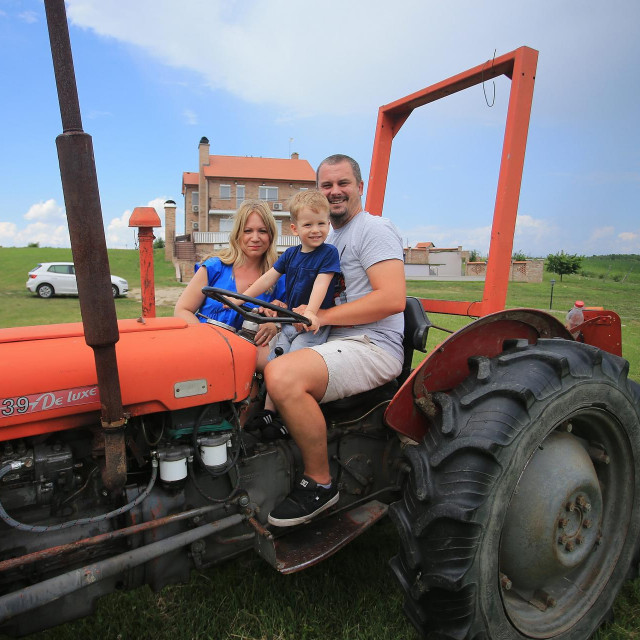 Stjepan Dumančić s obitelji na svom imanju