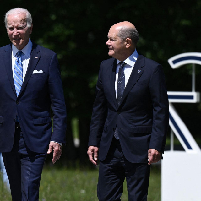 Joe Biden i njemački kancelar Olaf Scholz na samitu G7 koji se održava u bavarskim Alpama