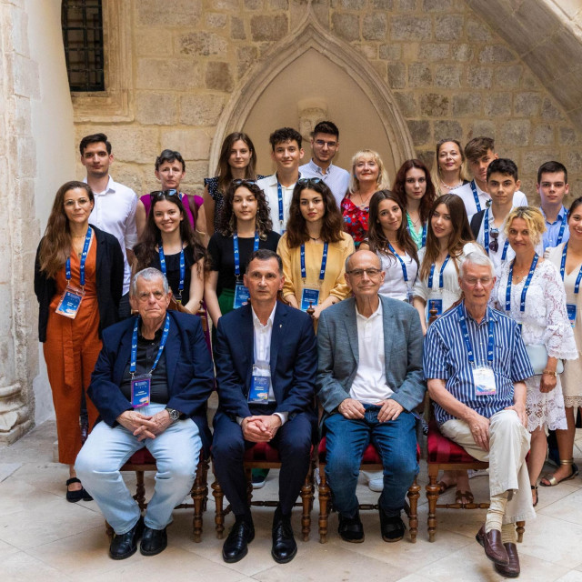 Zajednička fotografija nagrađenih s nobelovcima i prof.dr. Primorcem te Organizacijskim odborom konferencjie