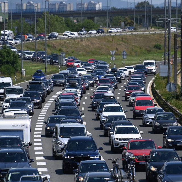 Kolona vozila na naplatnim kućicama Lučko u oba smjera (26.6.2022.)