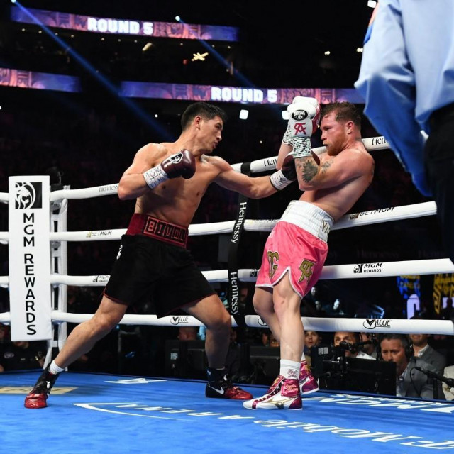  Dmitry Bivol,Canelo Alvarez 