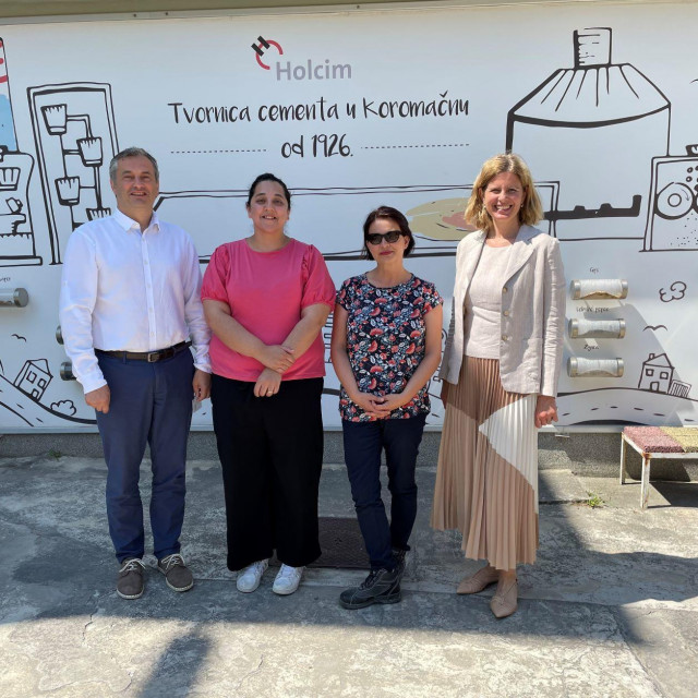 Nikola Kovačević, direktor tvornice cementa, Homma Latif, zamjenica veleposlanika Norveške u RH, Virna Višković Agušaj, predsjednica Uprave i Julija Škoro, direktorica održivosti

 