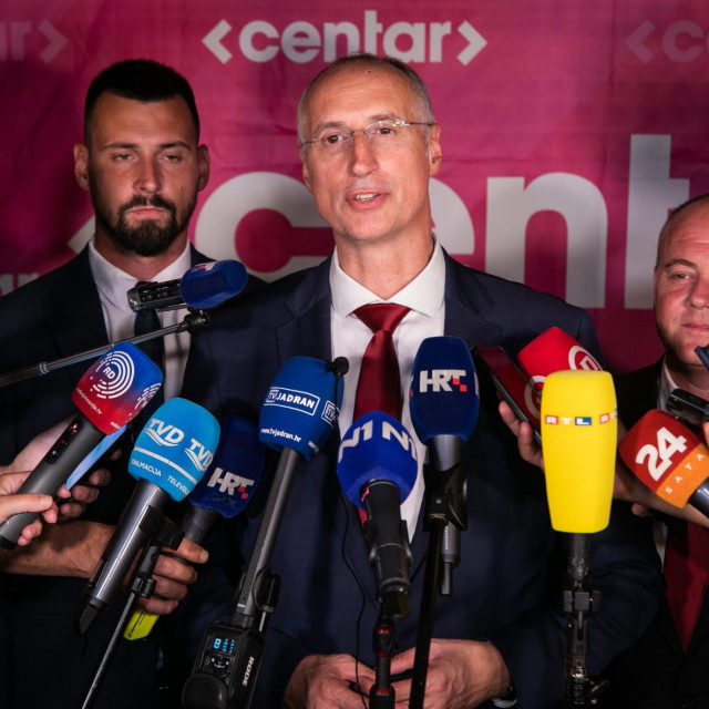 Ivica Puljak (sredina)
 