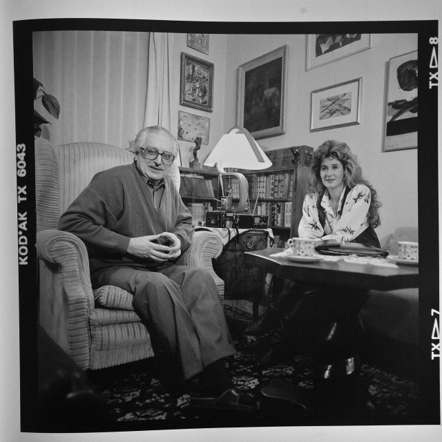 Franjo Tuđman, budući hrvatski predsjednik, u razgovoru s novinarkom Danasa Milom Štulom. Štula je poslije pobjegla u Beograd i stavila se u Miloševićevu službu