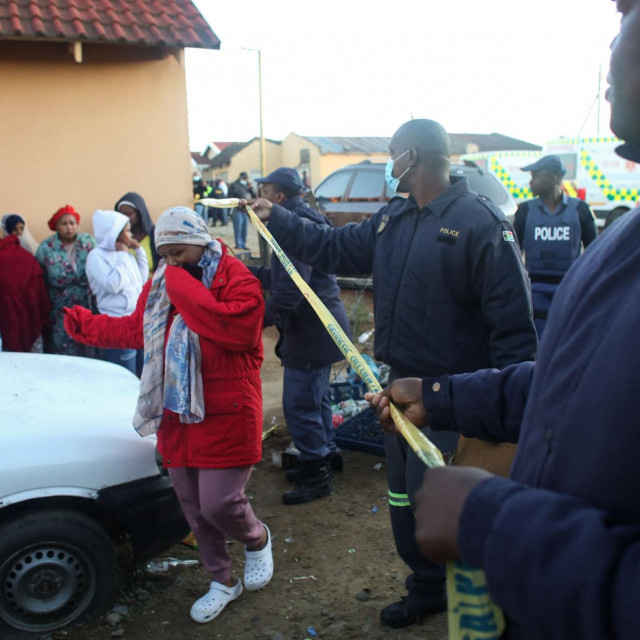 Građani i članovi obitelji ispred puba u kojem se dogodila tragedija