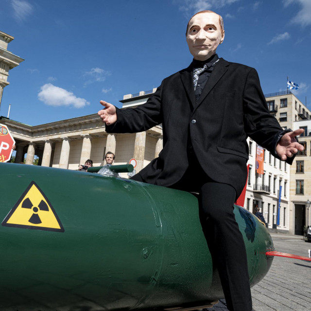 Aktivist maskiran u Putina sjedi na atomskoj bombi