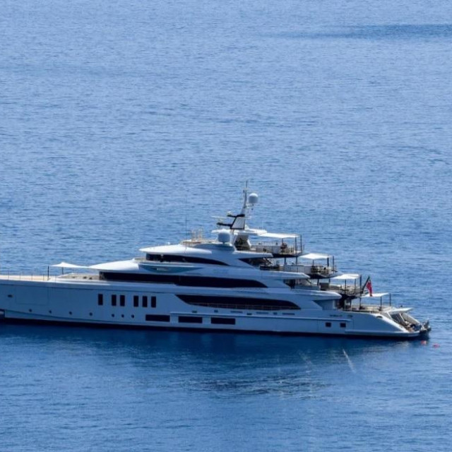 Jahta 'Calex' ispred Grada