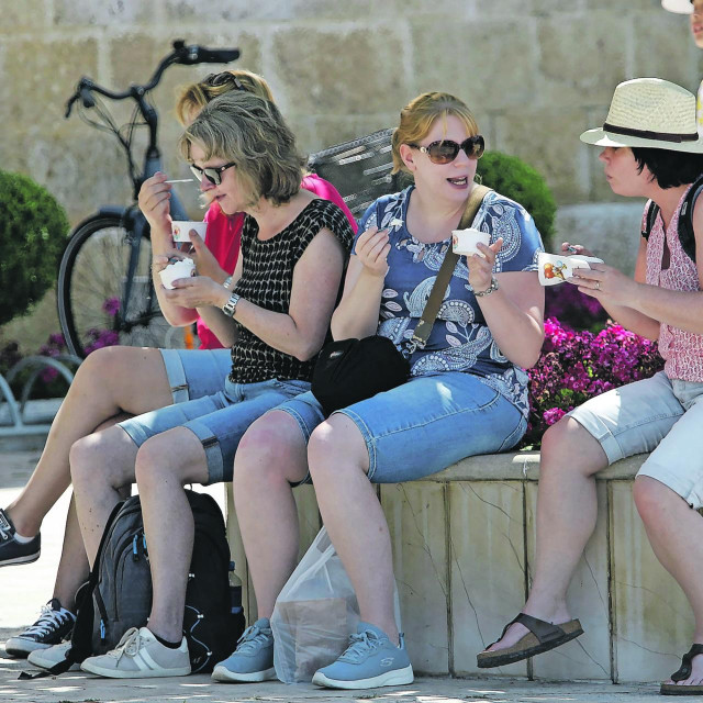 Val će danas na vrhuncu biti u Zagrebu, Karlovcu, Gospiću, Kninu, Rijeci i Splitu.