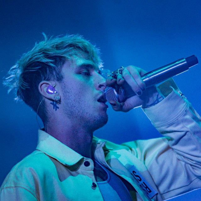 U dokumentarcu smo dobili uvid u privatni život Machine Gun Kellyja, uz ostalo kako je to biti zvijezda pod pritiskom medija