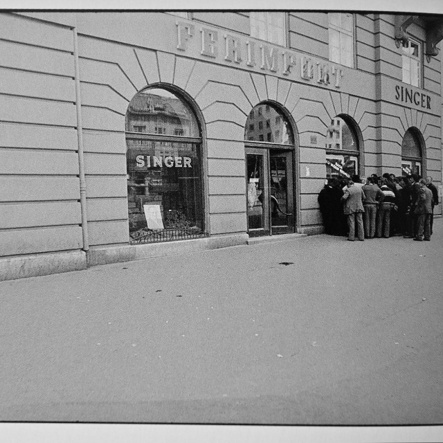 Zagrepčani okupljeni na pustom središnjem gradskom trgu 8. svibnja 1980. godine prate ceremoniju sahrane doživotnog jugoslavenskog predsjednika Josipa Broza Tita