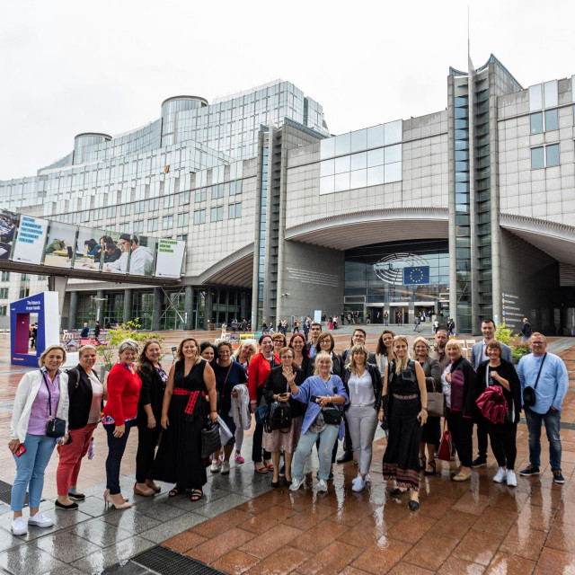 najbolji mladi poljoprivrednici i članice udruge Uzornih hrvatskih seoskih žena u posjetu Europskom parlamentu, gdje ih je ugostila europska zastupnica Sunčana Glavak