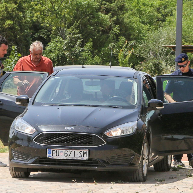 Uhićenje Damira Janka (u crvenoj majici)