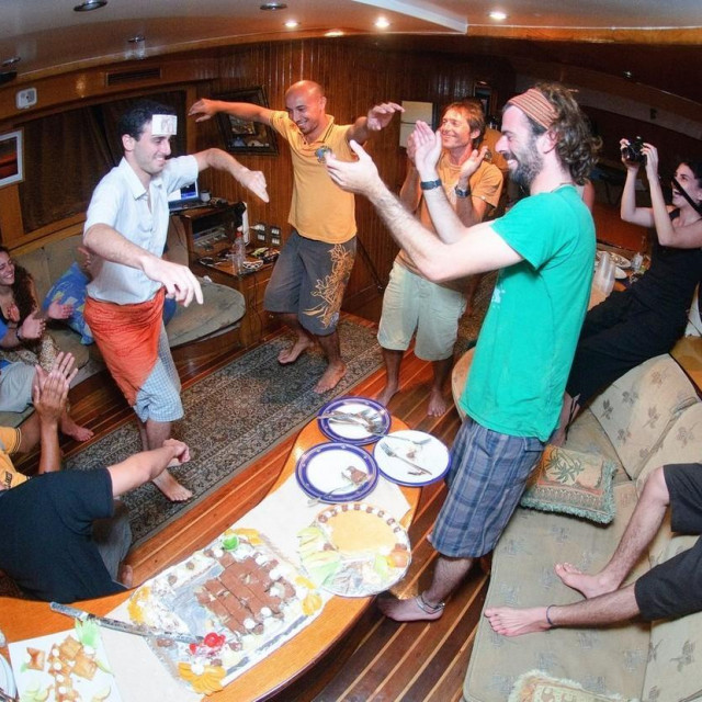 Ilustracija, mladi muškarci partijaju u Egiptu