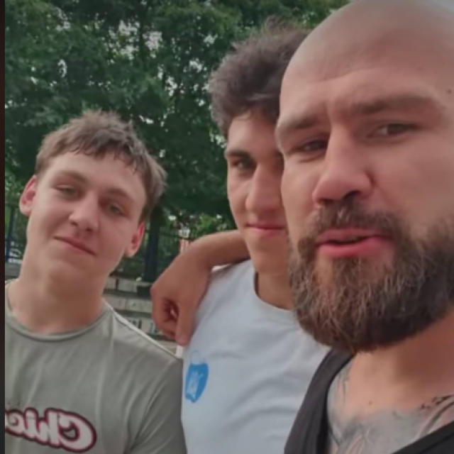 Alen Babić s dvojicom dečkiju