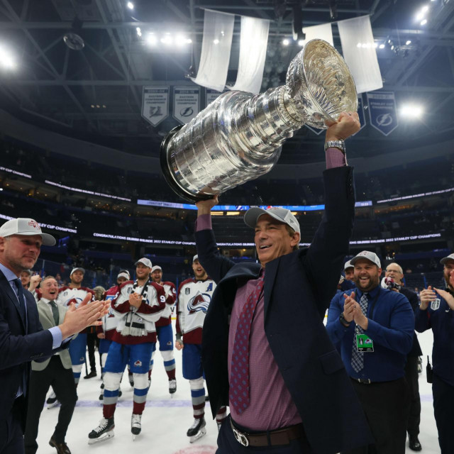 Joe Šakić sa Stanley Cup trofejom