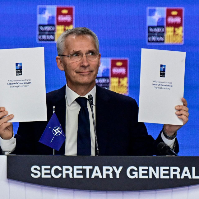 Jens Stoltenberg pokazuje pismo namjere za novi NATO-ov fond za inovacije