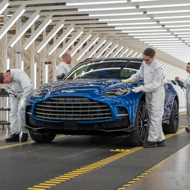 2022. Aston Martin DBX707
