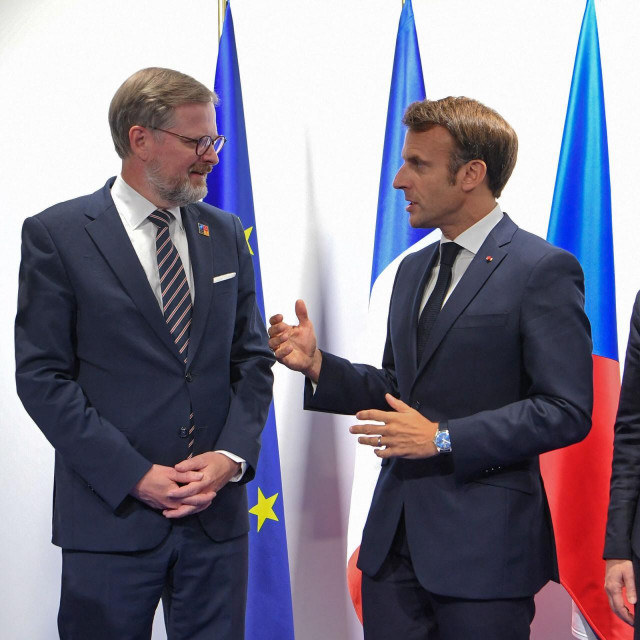Predsjednik Francuske Emmanuel Macron razgovara s češkim premijerom Petrom Fialom. Lijevo od Macrona je švedska premijerka Magdalena Andersson