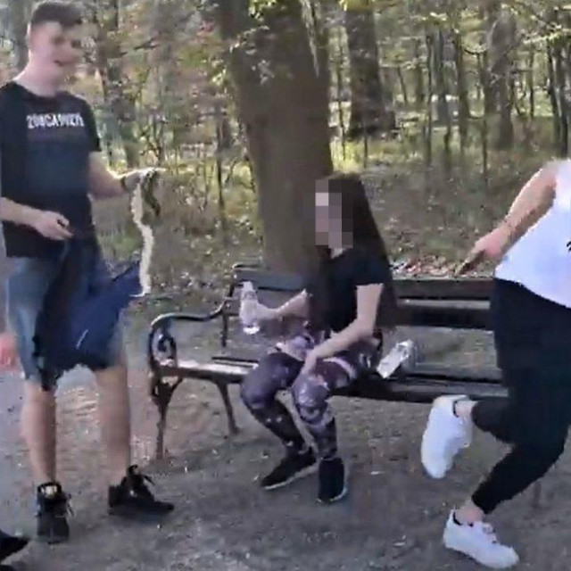 Student je plašio ljude zmijom