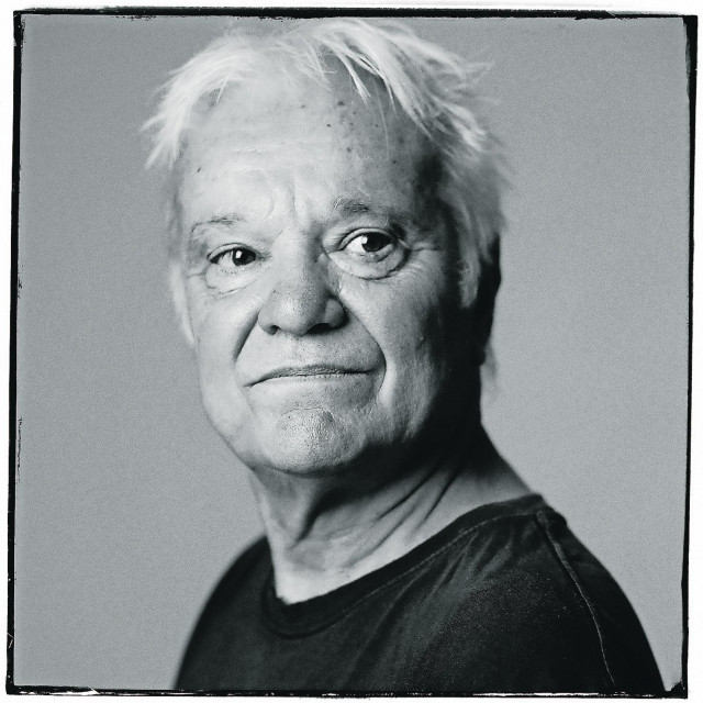 Nikome nije ugodno razgolititi se, izložiti se kritici, poruzi, zlu. Pitam se ima li uopće ljudi za ovakvo 'djelo'. Paul Klee bi rekao: 'Nema ljudi'. Pa, ipak, ima ih i nema”, kaže Mišo