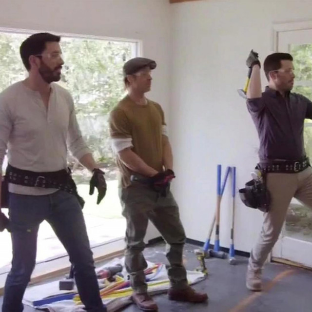 Brad Pitt, Jonathan Scott, Drew Scott u spinoffu showa ”Property Brothers” pod nazivom ”Celebrity IOU”