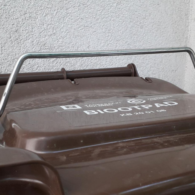 Metalni zatvarač na novim kantama za biootpad