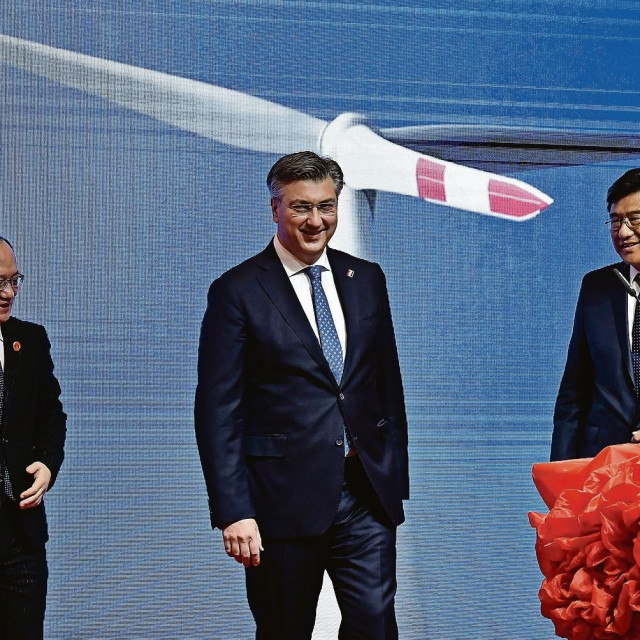 Premijer Andrej Plenković, na fotografiji s kineskim investitorima, pustio je u pogon vjetroelektrane Senj