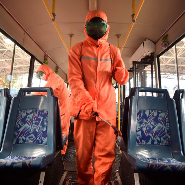 Dezinfekcija autobusa u Pjongjangu