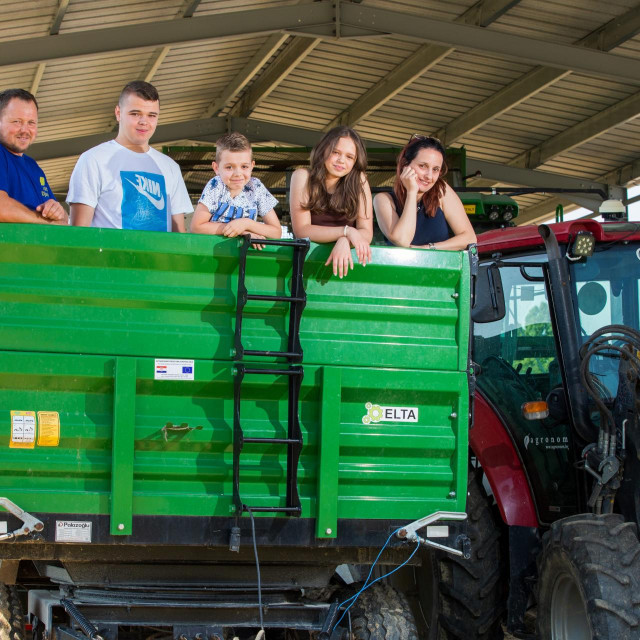 Marko, Marinela, djeca Dora, Noa i Jakov Djurinski